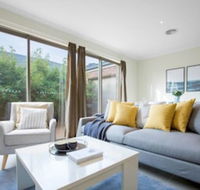 Spacious Lovely Home In Point Cook - Accommodation Asia