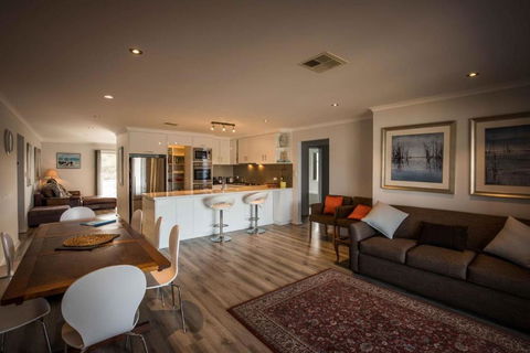 64 Marina Way Mannum - Accommodation Guide 2