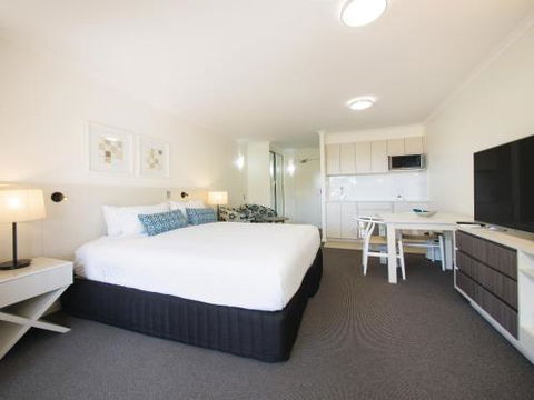 Apartments At 2 Landsborough - Accommodation Asia 4