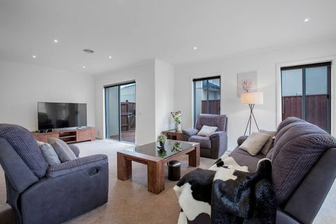 Superb Luxe 5BR House@point Cook Near Lake - Accommodation Asia 1