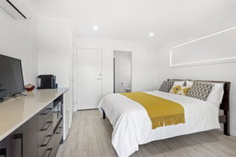 Dolphin Studio Apartment 1a Ocean Street - Accommodation Guide 0