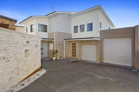 Dolphin Studio Apartment 1a Ocean Street - Accommodation Guide 1