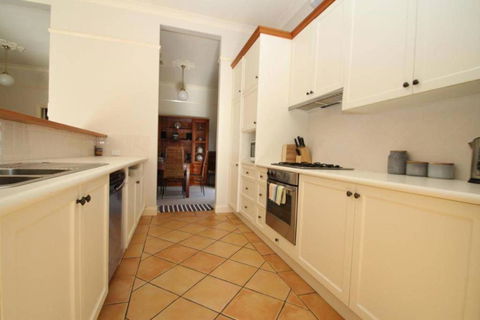 123 Hill St. Heart Of Orange Double Brick - Accommodation Guide 5