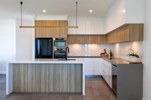 Penthouse Luxe Sunrise Beach - Accommodation Asia 5