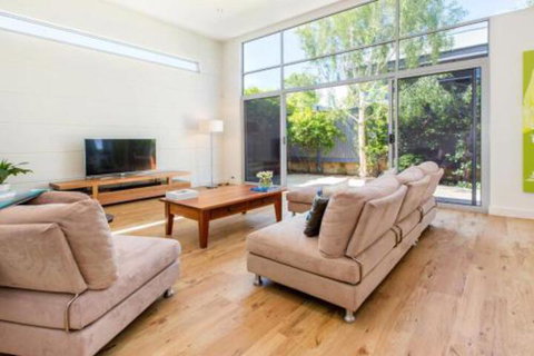 PALM COURT RETREAT MORNINGTON - Accommodation Guide 0