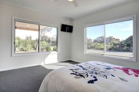 Grey On The Bay - Accommodation Guide 1