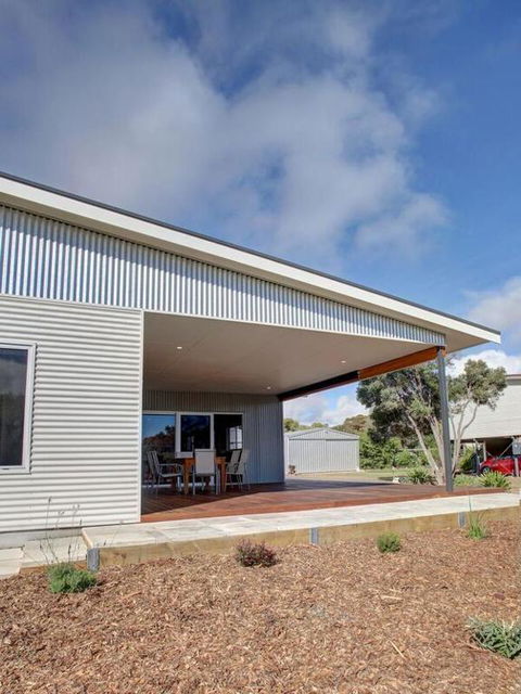 Grey On The Bay - Accommodation Guide 5