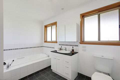 Yarragon 4 Bedroom House In Gippsland - Accommodation Asia 5