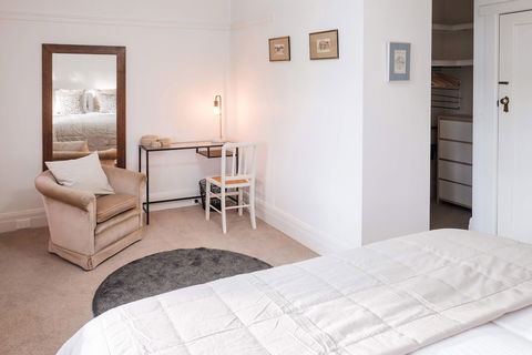 Elwood Beach Calming Tones - Rejuvenate Stays - Accommodation Asia 4