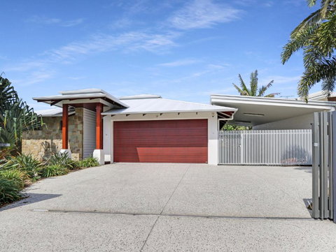 WATERFRONT HOME BORDERING MOOLOOLABA - Accommodation Asia 2