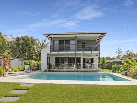 WATERFRONT HOME BORDERING MOOLOOLABA - Accommodation Asia 4