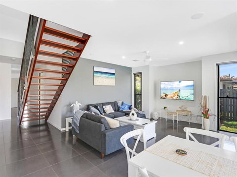 WATERFRONT HOME BORDERING MOOLOOLABA - Accommodation Asia 5