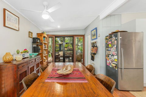BEACH RETREAT - Accommodation Guide 4