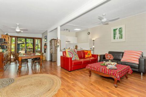 BEACH RETREAT - Accommodation Guide 0