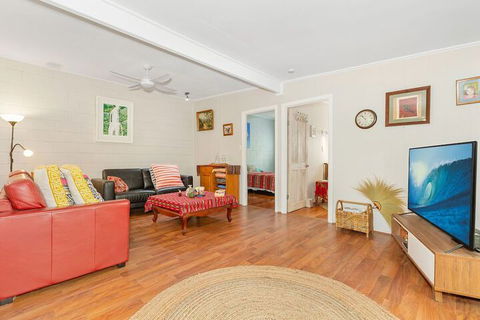 BEACH RETREAT - Accommodation Guide 2