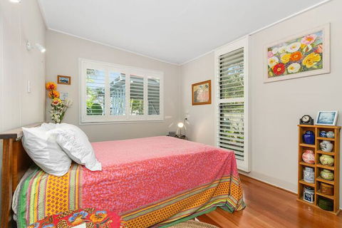 BEACH RETREAT - Accommodation Guide 6