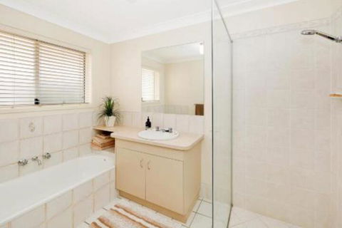 Hook Wine & Sinker Hervey Bay - Accommodation Guide 6