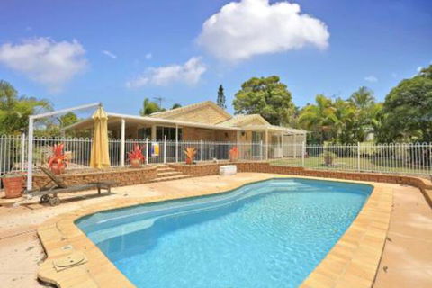 Hook Wine & Sinker Hervey Bay - Accommodation Guide 0