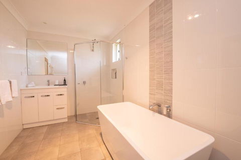 42 Rosemary Lane Â· Central Orange Spacious Family Home Quiet Lane - Accommodation Asia 5
