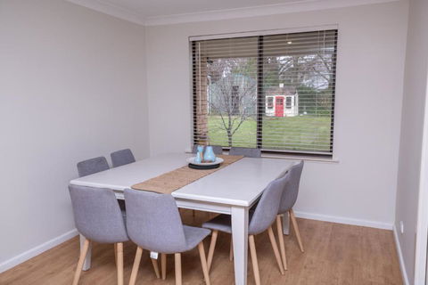 42 Rosemary Lane Â· Central Orange Spacious Family Home Quiet Lane - Accommodation Asia 2