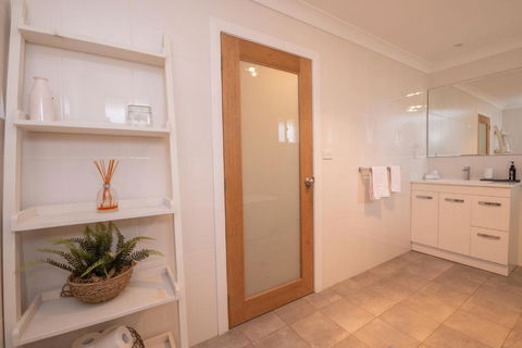 42 Rosemary Lane Â· Central Orange Spacious Family Home Quiet Lane - Accommodation Asia 7