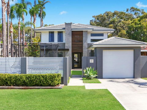 Lakeside Luxury 13 Lake Street - Accommodation Guide 6