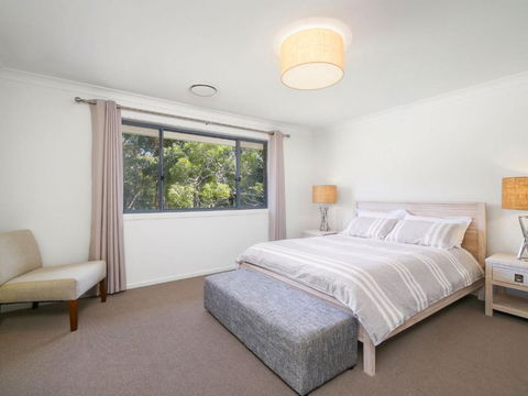 Lakeside Luxury 13 Lake Street - Accommodation Guide 5