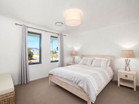 Lakeside Luxury 13 Lake Street - Accommodation Guide 1
