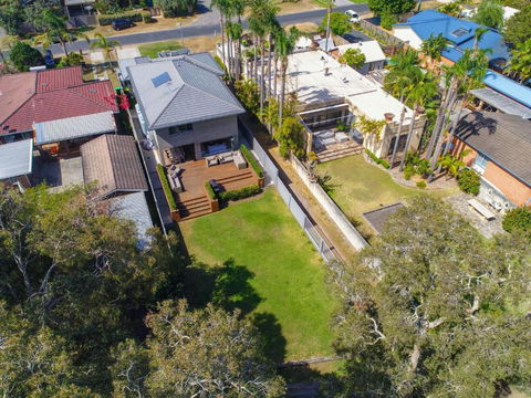 Lakeside Luxury 13 Lake Street - Accommodation Guide 3