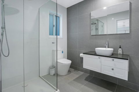 Walk To Hastings Street Noosa Sound - Accommodation Asia 1