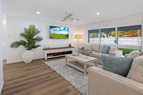 Walk To Hastings Street Noosa Sound - Accommodation Asia 2