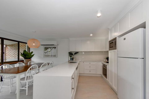 BEAUTIFULLY RENOVATED OCEANSIDE APARTMENT Lamer 9 - Accommodation Asia 4