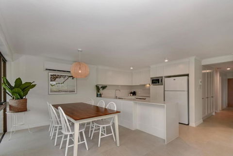 BEAUTIFULLY RENOVATED OCEANSIDE APARTMENT Lamer 9 - Accommodation Asia 3