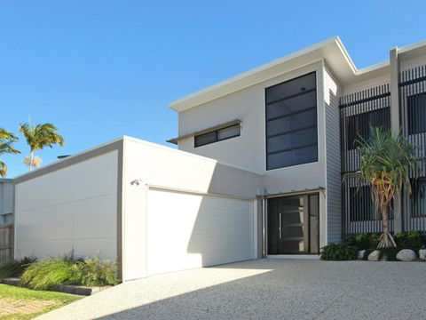 Culbara 23b Modern 5 Bedroom Townhouse On Canal With Plunge Pool Pontoon & Aircon! - Accommodation Asia 2