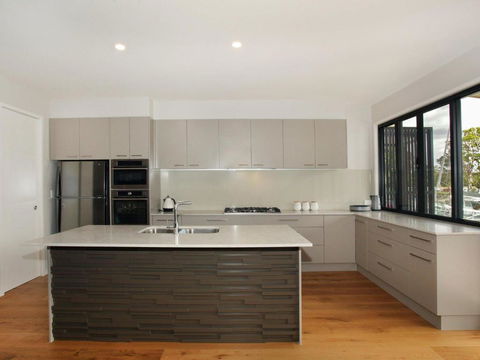 Culbara 23b Modern 5 Bedroom Townhouse On Canal With Plunge Pool Pontoon & Aircon! - Accommodation Asia 3