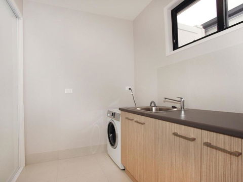 Culbara 23b Modern 5 Bedroom Townhouse On Canal With Plunge Pool Pontoon & Aircon! - Accommodation Asia 1