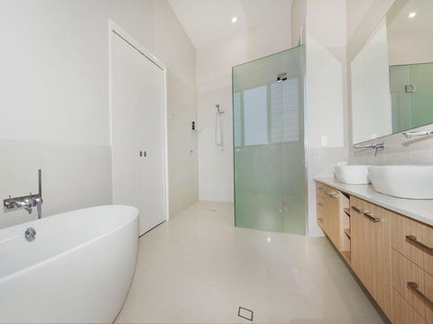Culbara 23b Modern 5 Bedroom Townhouse On Canal With Plunge Pool Pontoon & Aircon! - Accommodation Asia 5