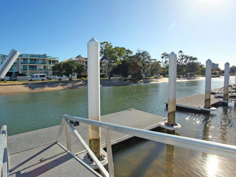 Culbara 23b Modern 5 Bedroom Townhouse On Canal With Plunge Pool Pontoon & Aircon! - Accommodation Asia 6