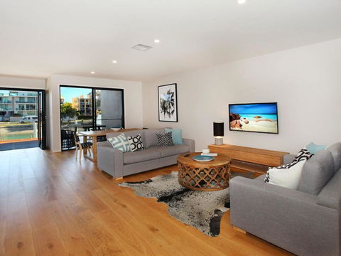 Culbara 23b Modern 5 Bedroom Townhouse On Canal With Plunge Pool Pontoon & Aircon! - Accommodation Asia 4