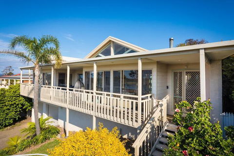 Pelican Lake Holiday House - Accommodation Asia 2