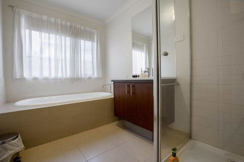 Lightful Charming House With Free Parking - Accommodation Asia 6