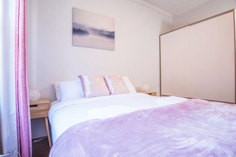 Vibrant And Colorful Apartment In Dollspoint - Accommodation Asia 4