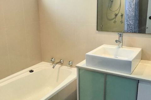 Spacious 3 Bedroom Apartment 20 Min To The CBD - Accommodation Guide 2