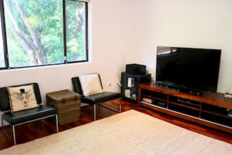 Spacious 3 Bedroom Apartment 20 Min To The CBD - Accommodation Guide 0