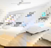 Perfectly Located Apt Rooftop Pool  Spa - Accommodation Asia