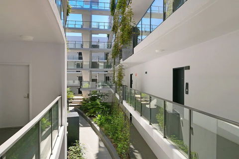 Large Modern 2 Bedroom Apartment Near Lake Claremont - Accommodation Guide 4