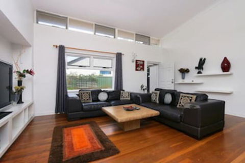 Spacious 5 Bed Home Close To Cottesloe Beach - Accommodation Guide 0