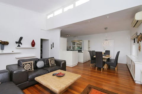 Spacious 5 Bed Home Close To Cottesloe Beach - Accommodation Guide 4