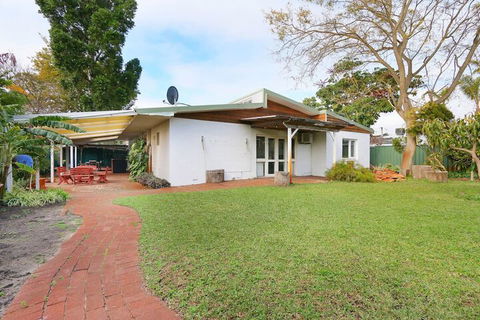 Spacious 5 Bed Home Close To Cottesloe Beach - Accommodation Guide 2