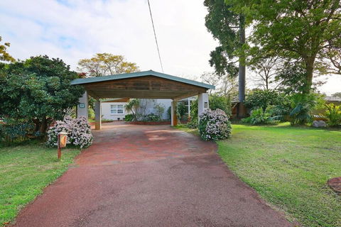 Spacious 5 Bed Home Close To Cottesloe Beach - Accommodation Guide 1